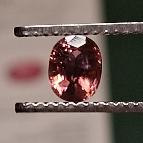 حجر تورمالين طبيعي مفحوص بشهادة مختبر