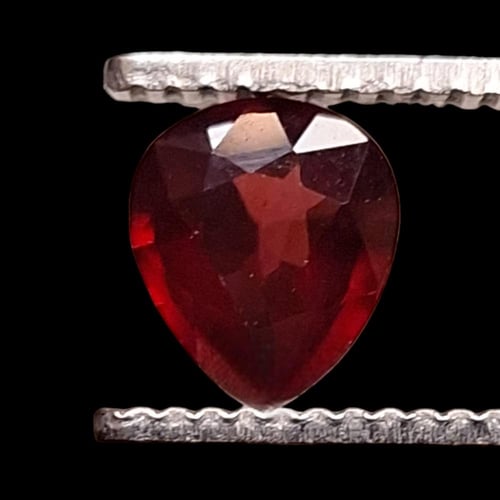 حجر رودولايت جارنت طبيعي بشهادة مختبر قصة الكمثرى