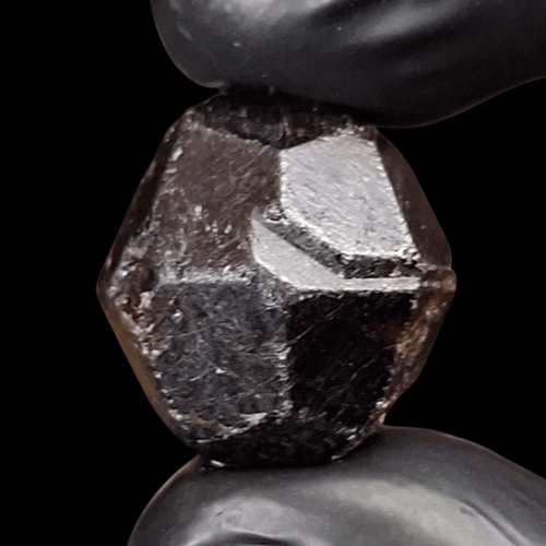 حجر جارنت خام طبيعي تحفة للاقتناء او الاهداء