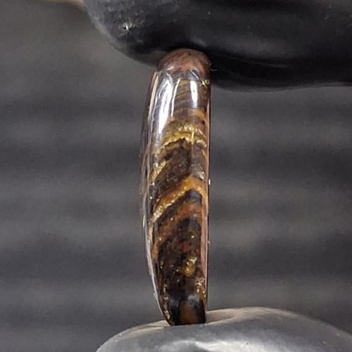 حجر ايرون تايغر طبيعي بتوهج عروق باللون الذهبي