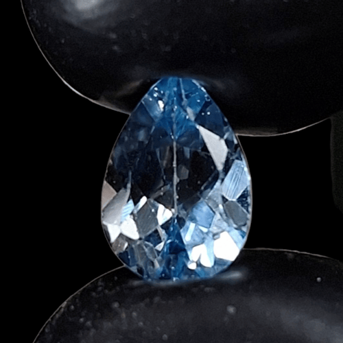 حجر توباز طبيعي مفحوص و موثق بشهادة مختبر