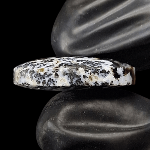 حجر عقيق شجري بتداخل الالوان طبيعية