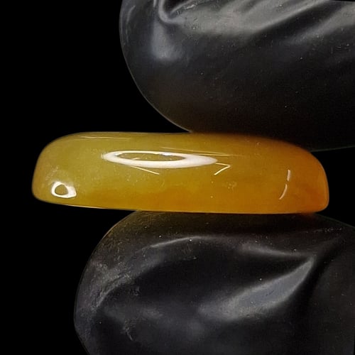 حجر عقيق اصفر طبيعي مفحوص و موثق بشهادة مختبر