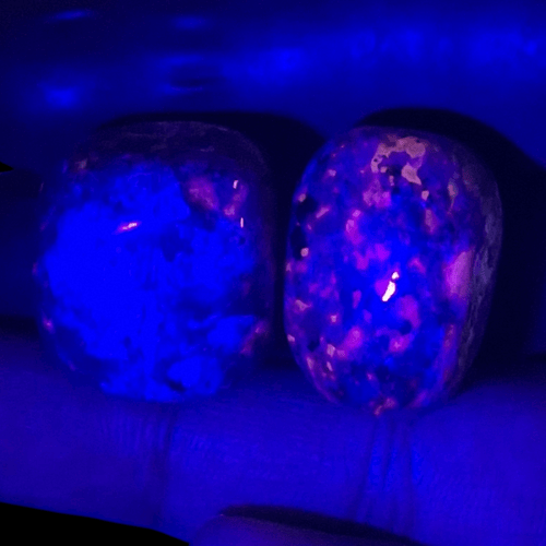 حجرين خام بخاصية الفلورسنت تظهر به الوان تحت اضائة...