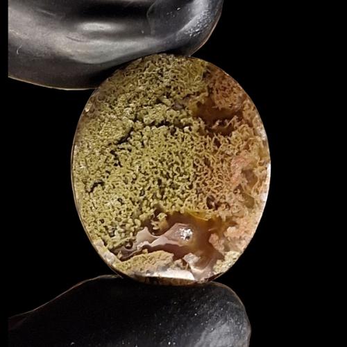 حجر عقيق طبيعي بتشكيل طحلبي مشجر متعدد اللون