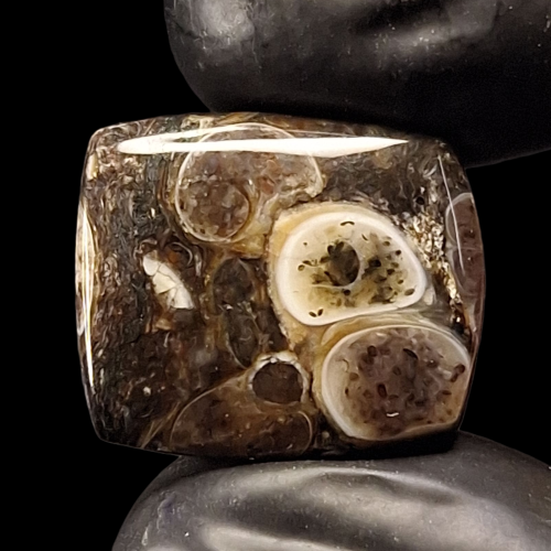 حجر كالسيدوني متعدد الألوان طبيعي