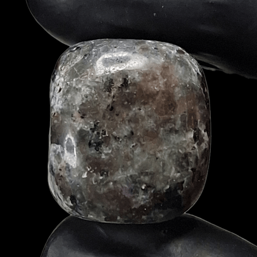 حجرين خام بخاصية الفلورسنت تظهر به الوان تحت اضائة...