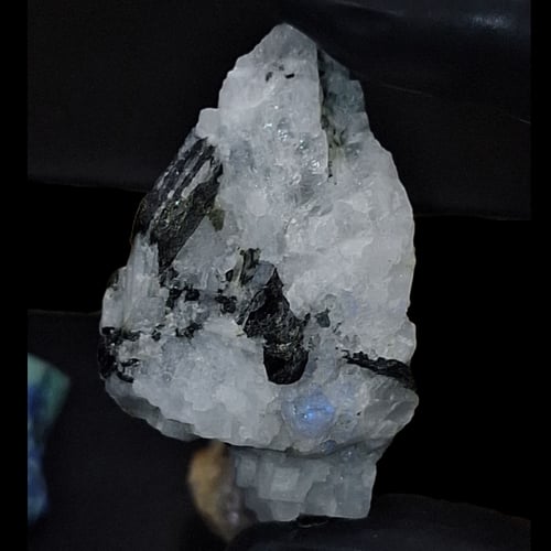 حجر القمر الخام الطبيعي