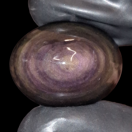 حجر أوبسيدان عين الملكة أسود مع توهج طبيعي