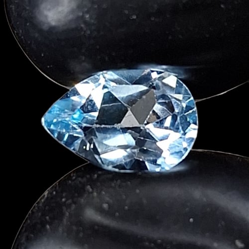 حجر توباز طبيعي مفحوص و موثق بشهادة مختبر