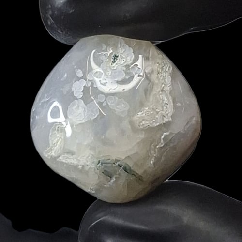 حجر عقيق طحلبي ابيض خام