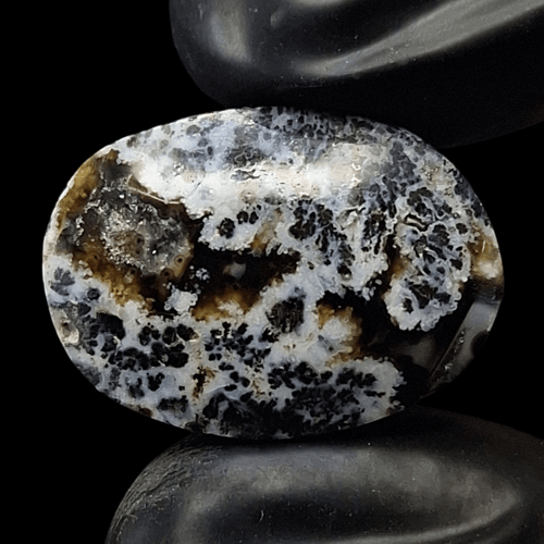 حجر عقيق شجري بتداخل الالوان طبيعية