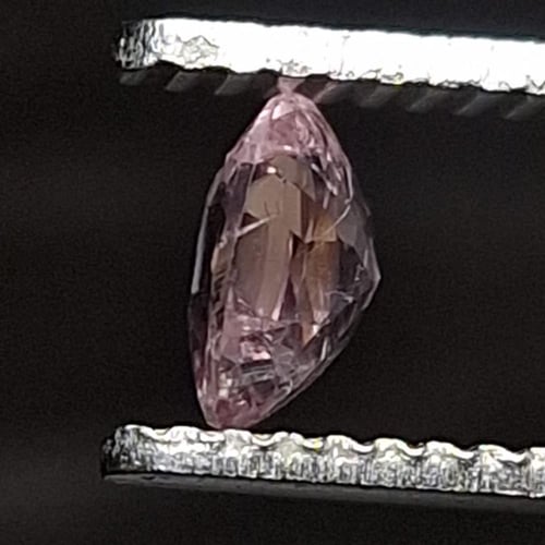 حجر سبينل وردي طبيعي مفحوص و موثق بشهادة مختبر