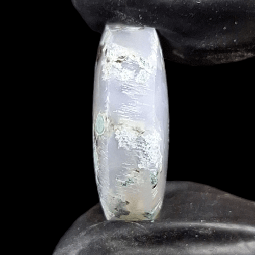 حجر عقيق بتكوين جمالي طبيعي