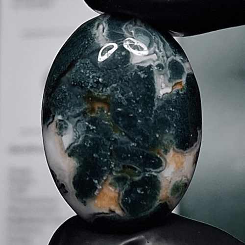 حجر عقيق طحلبي طبيعي مفحوص و موثق بشهادة مختبر