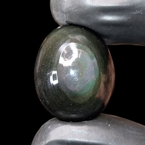 حجر أوبسيدان مصور هيئة عين طبيعي