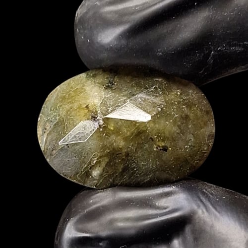 حجر الطاؤوس الطبيعي قص أوجه وتوهج رائع