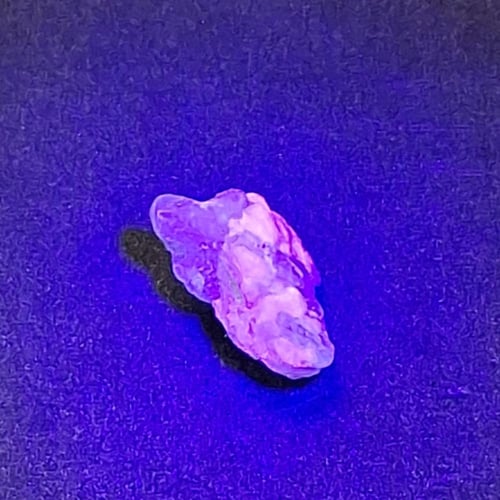 حجر فلورسنت خام طبيعي تحفة للإقتناء أو الإهداء