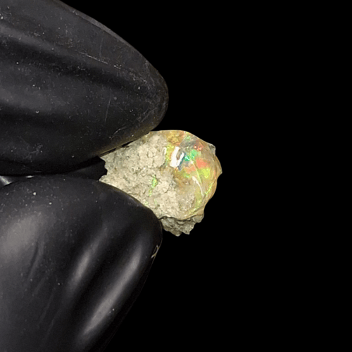 حجر اوبال خام طبيعي تحفة للإقتناء أو الإهداء