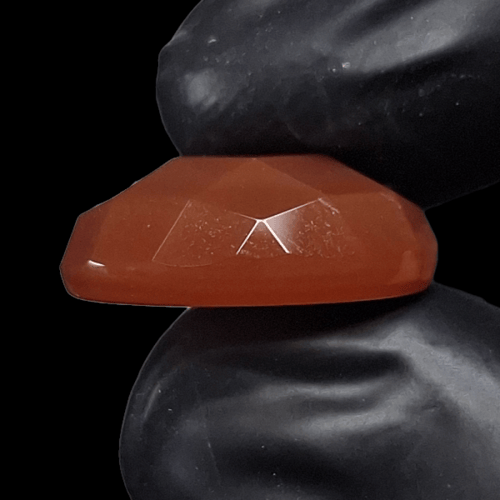 حجر عقيق طبيعي قص فاخر مفحوص و موثق بشهادة مختبر