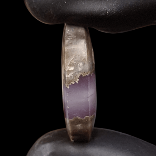 حجر عقيق خرائطي مع تكوين بلوري بنفسجي طبيعي