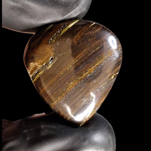 حجر ايرون تايغر بعروق ذهبية متموجة