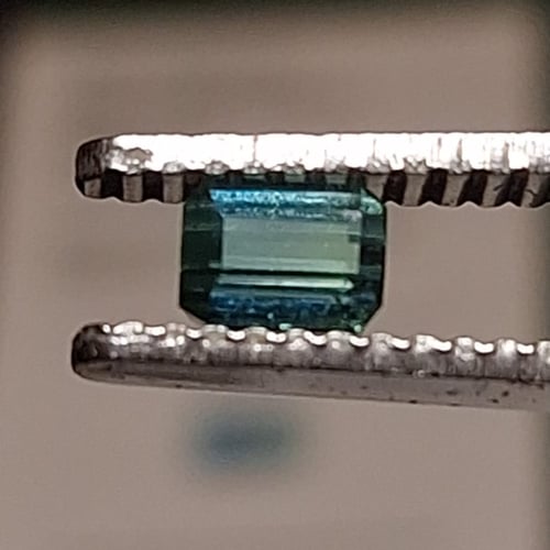 حجر تورمالين طبيعي مفحوص وموثق بشهادة مختبر