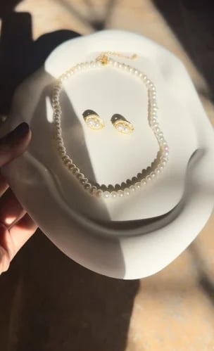 Soft pearl necklace