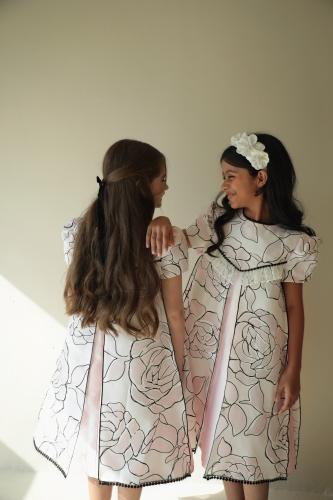 فستان من التفتة الراقي مع الاورقنزا المشجر