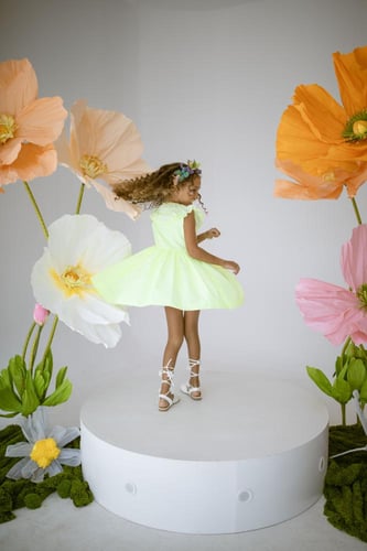 فستان صيفي نيون جذاب وجميل