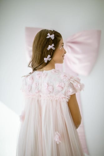 فستان جذاب ومميز بورود بارزة للمناسبات