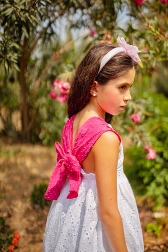 فستان ابيض ووردي