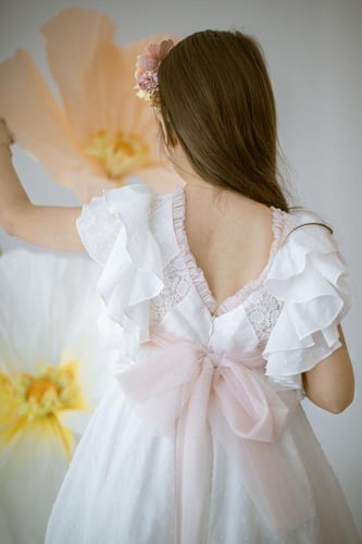 فستان الرفلز ابيض وزهري PAOLA