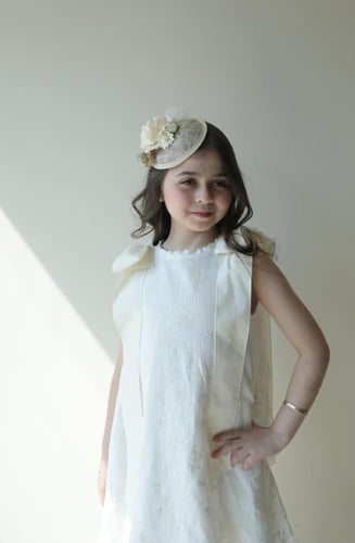 فستان من الكتان المطرز وطبقات التل