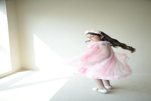 فستان مناسبات بزهور بارزة و وشاح