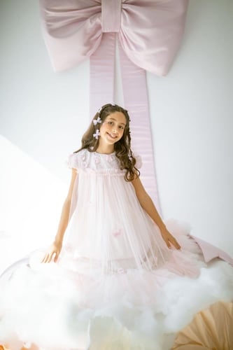 فستان جذاب ومميز بورود بارزة للمناسبات