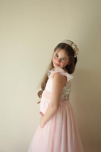 فستان مناسبات بتطريز بارز على الظهر