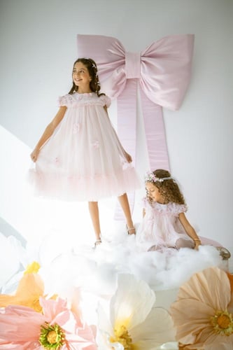 فستان جذاب ومميز بورود بارزة للمناسبات