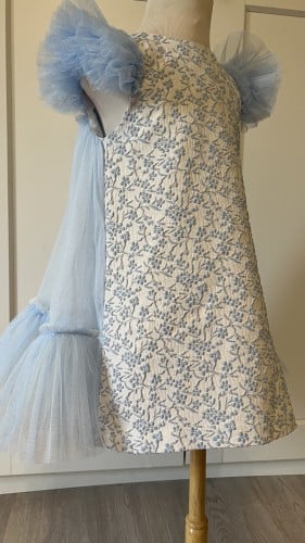 فستان من الجاكارد الراقي والتل السماوي