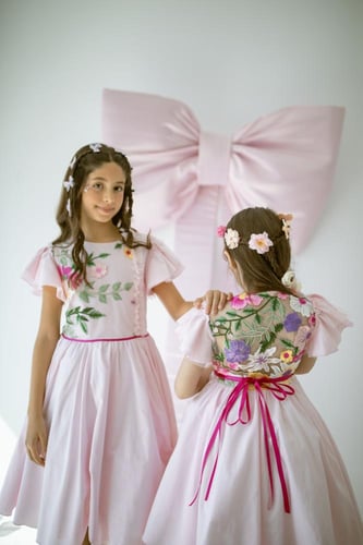 فستان المناسبات KATERYNA بتطريز مميز على الظهر