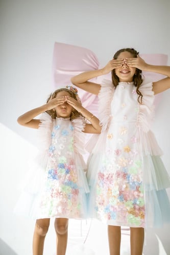 فستان راقي للمناسبات بألوان الباستيل ومجموعة من ال...