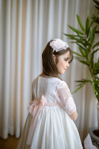 فستان مناسبات من الدانتيل الراقي