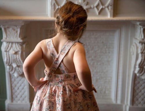 فستان حفلة الشاي مع كرانيش