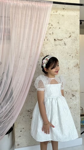 فستان ابيض جاكار مع اورقنزا