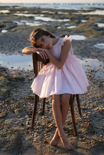 فستان مناسبات بتطريز بارز على الظهر