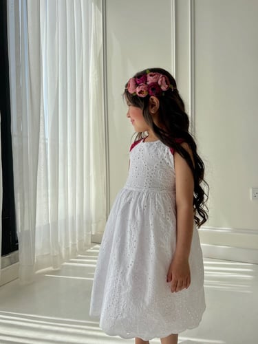 فستان ابيض ووردي