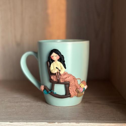 كوب بنت على كرسي هزاز وكورشيه