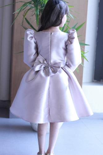 فستان بزينة على الصدر