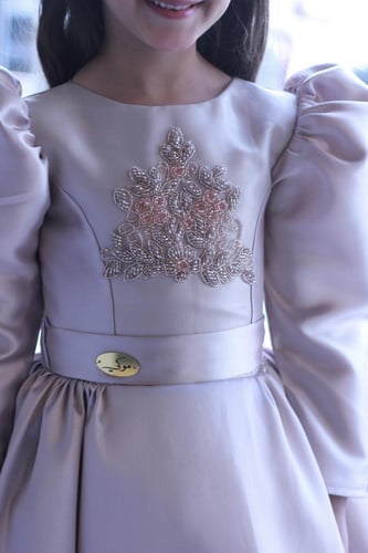 فستان بزينة على الصدر