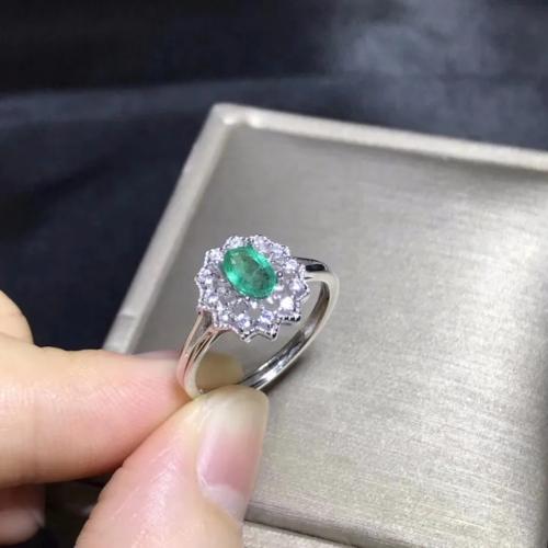 الزمرد الاخضر الطبيعي عيار 925 من الفضة